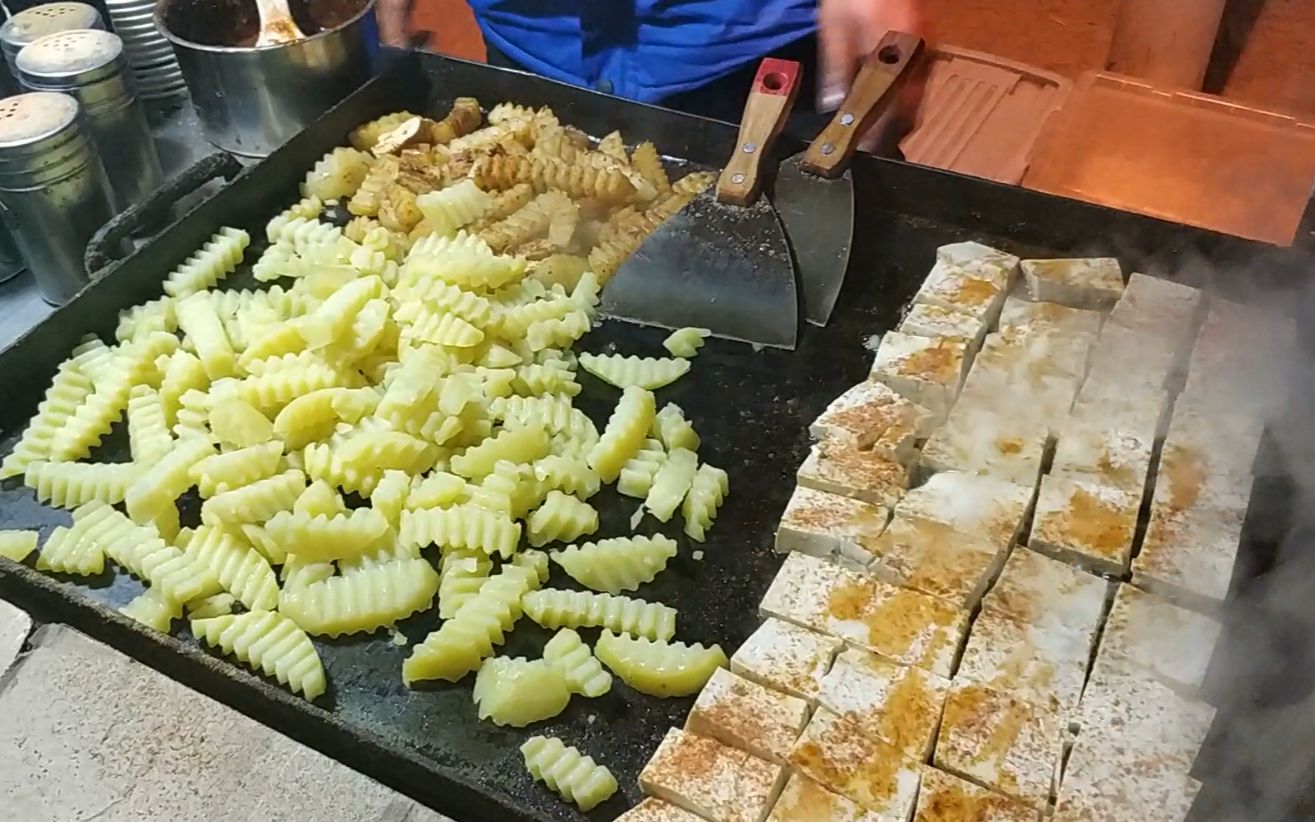 大叔在天津夜市摆摊卖煎豆腐和煎土豆6元一份生意火爆儿子来帮忙