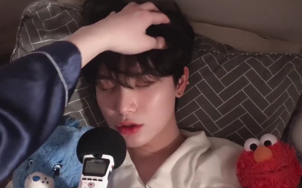 【帅哥助眠】对哄睡的小哥哥动手动脚(?)_哔哩哔哩_bilibili