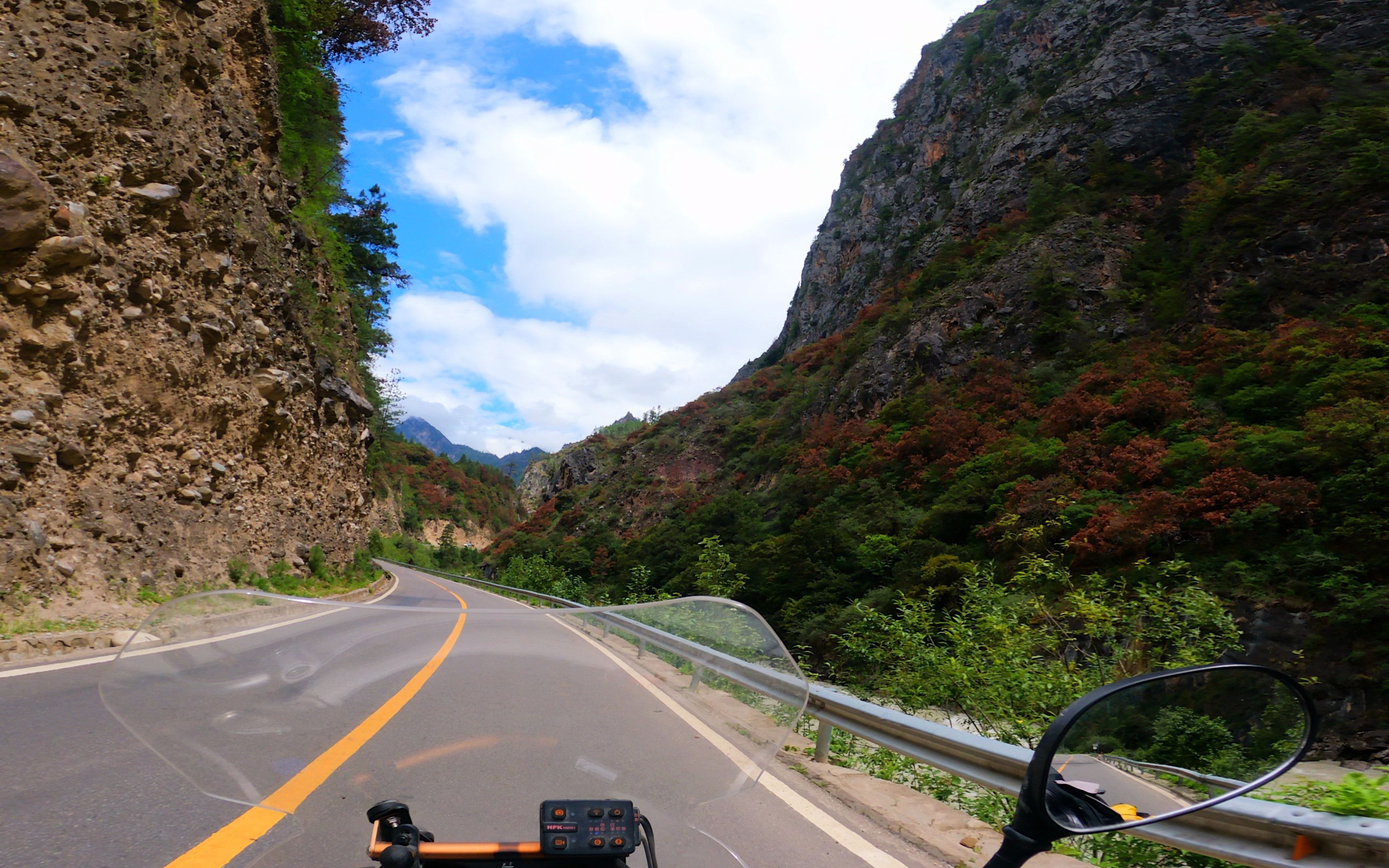 单人摩旅中国边境线第134天——丙察察封路,只能转行国道g214滇藏线