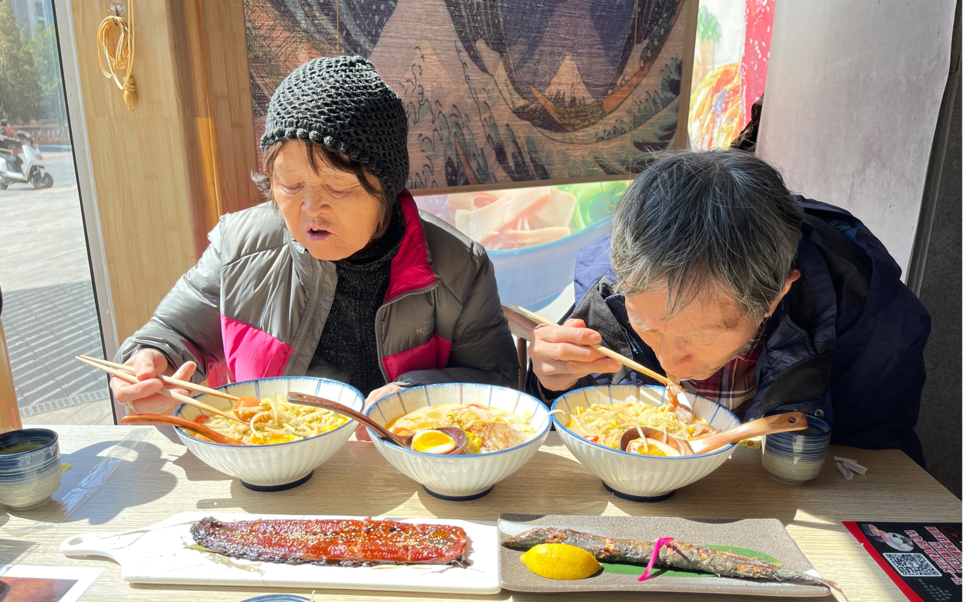 三碗拉面两条小猫鱼,消费161元,烤鳗鱼偏甜秋刀鱼是赠送的哔哩哔哩bilibili