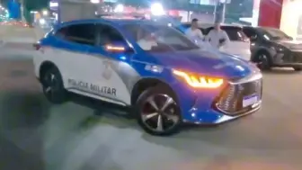 Télécharger la video: 巴西🇧🇷里约热内卢警察👮体验即将交付的比亚迪宋plus警车🚓表情看出很满意😀电动车带来大马力和智能化期待中国电车在巴西🇧🇷大放异彩！