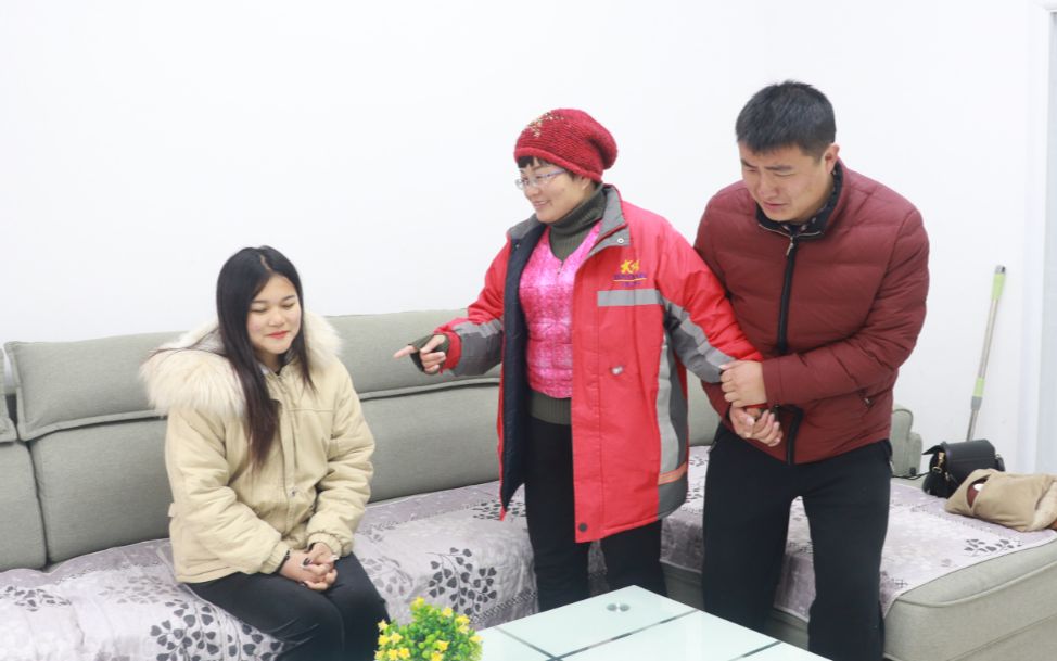 小伙过年回老家,结果刚到家里,发现公司女老板也在自己家