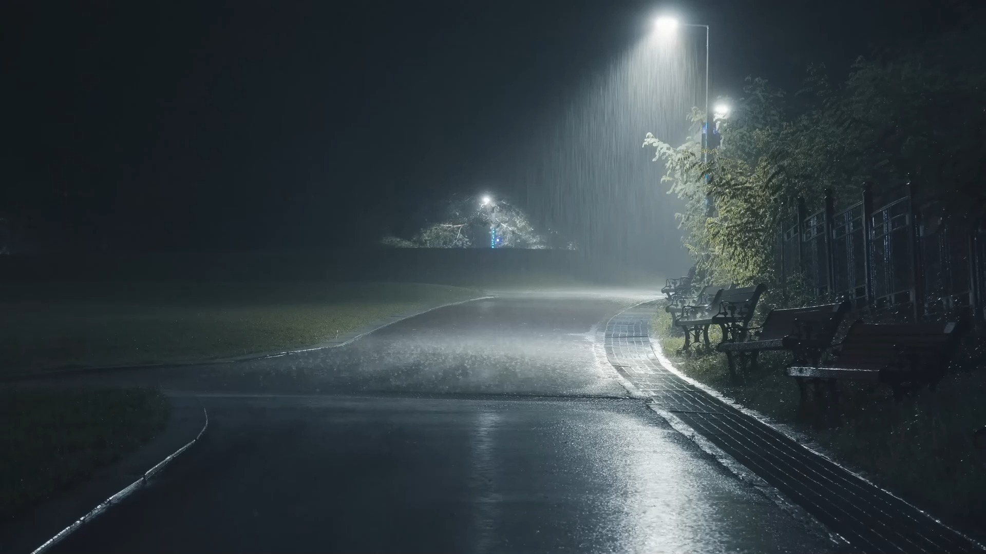 实拍大雨之夜的小路超助眠的白噪音雨声