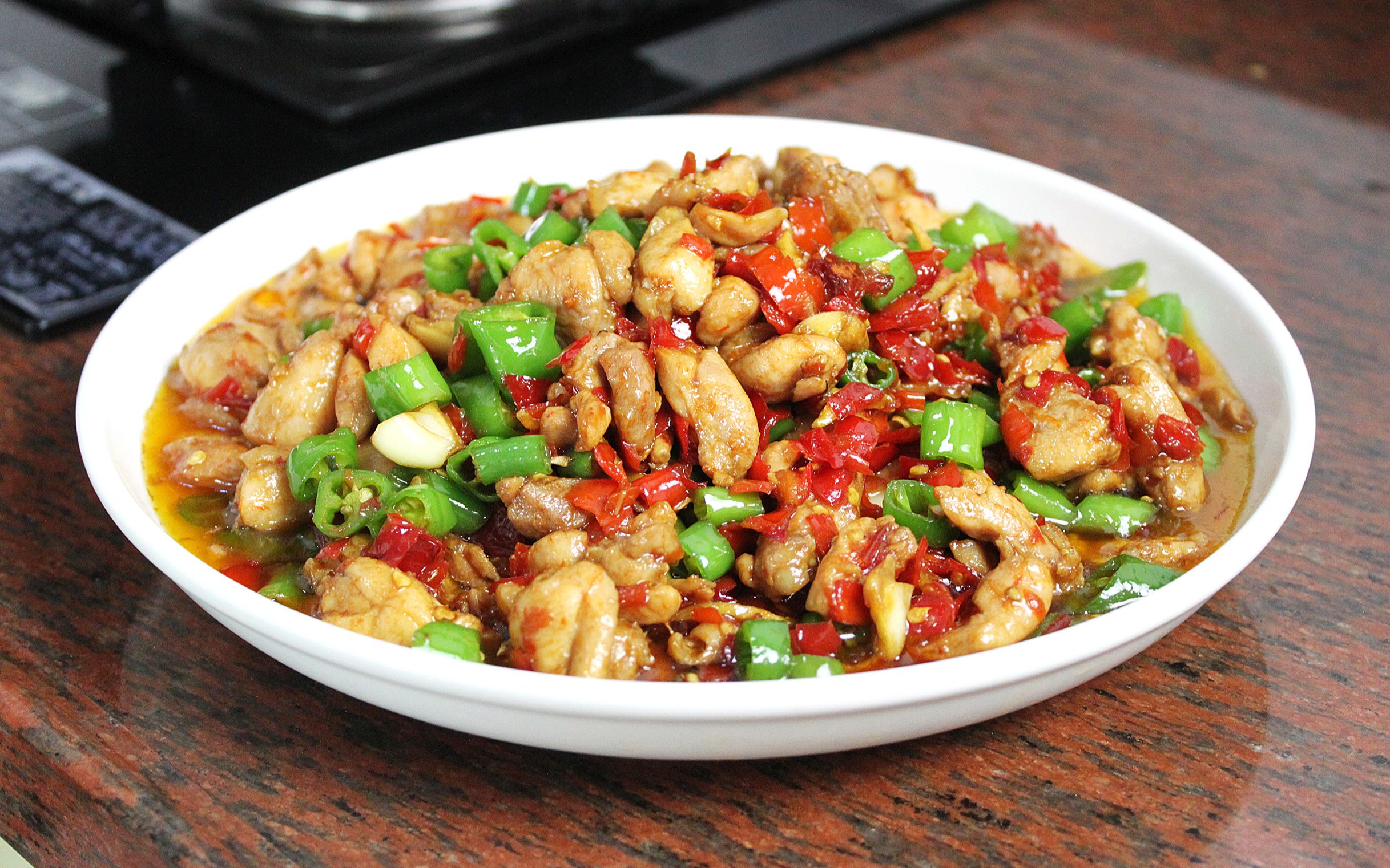 试了一下剁椒鸡丁,很好吃,也很下饭啊