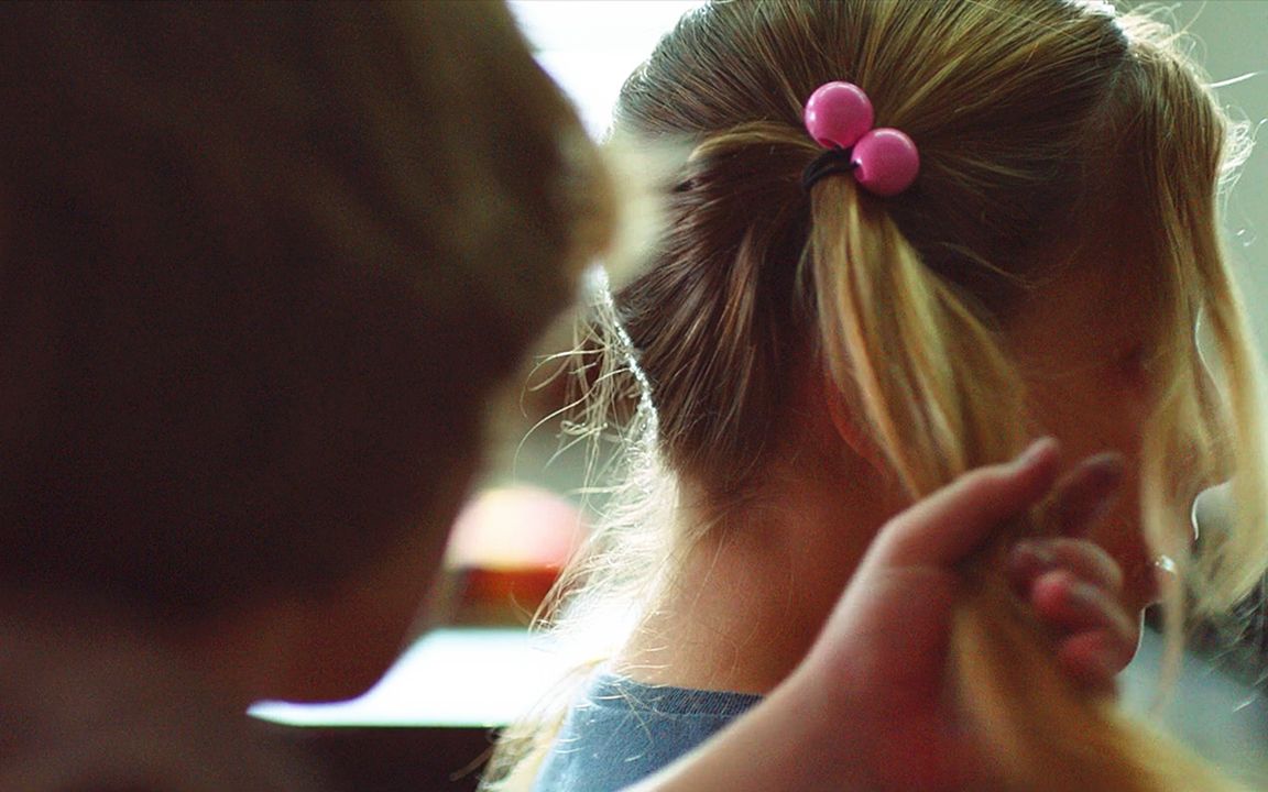 调皮男孩搞恶作剧,拽了一下女孩的小辫子,不料直接拽掉了!