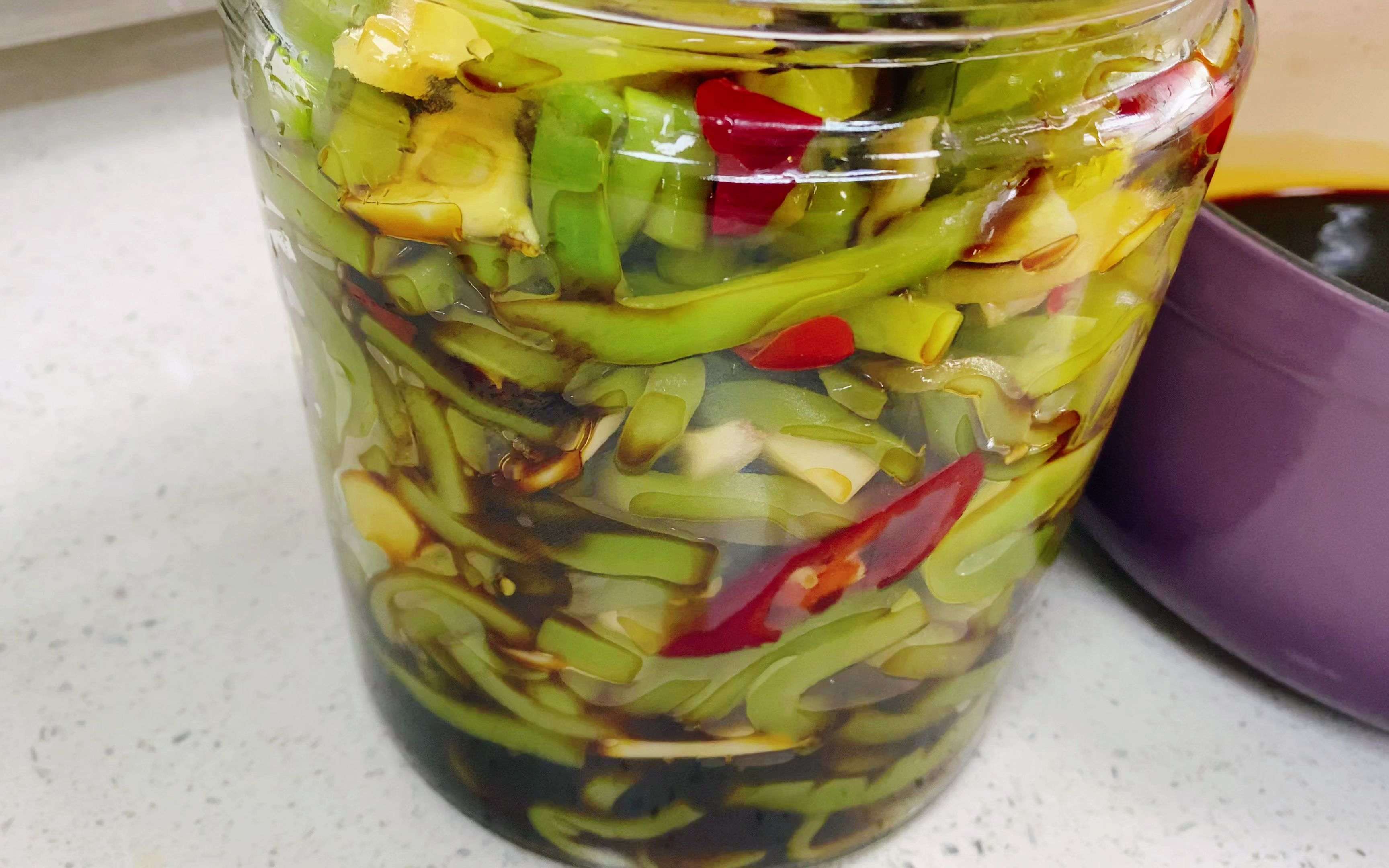 朋友们今天买了10斤莴笋腌莴笋条你们吃过吗酸脆又爽口这样做出来确实