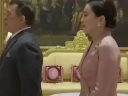 Descargar video: 苏提达王后温柔入骨，低发髻搭配粉色礼服美翻了