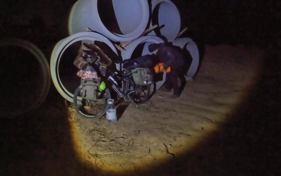 天黑找不到营地,流浪汉怕影响市容,冬夜想钻进水泥桶里睡觉