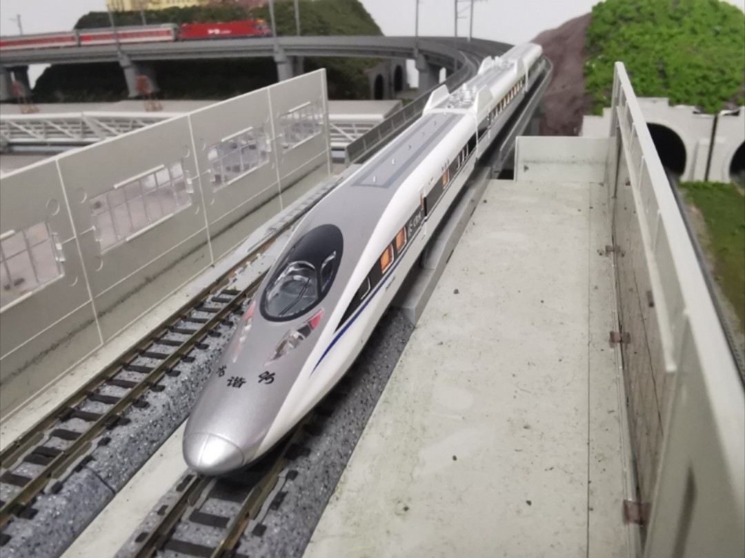 飞奔的高铁 和谐号crh380a 武汉大雄火车模型沙盘俱乐部 阜华领秀中南