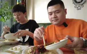 Скачать видео: 到了新疆就想吃过油肉拌面，肉比面多，三口吃完一大盘，还要加面