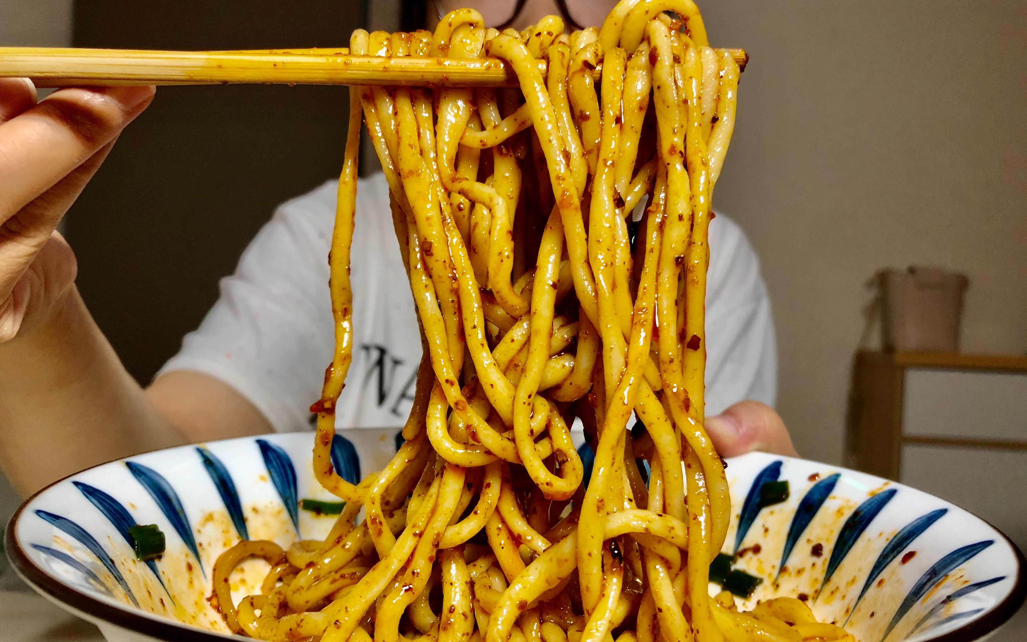 老娘看小转的第一天,葱花油调手工搓搓,一口蒜一口面,太过瘾