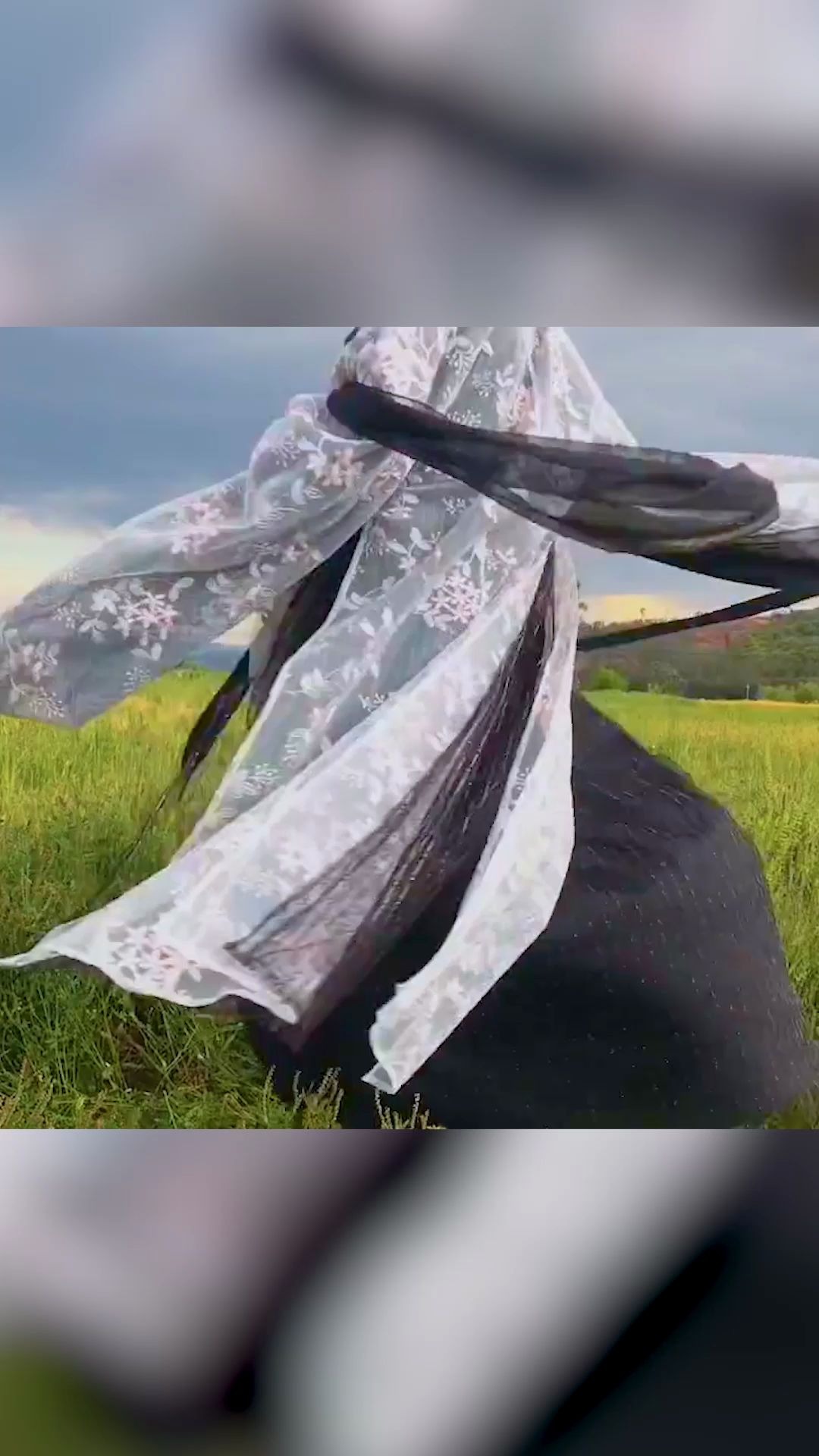 【汉服小姐姐】这黑白汉服也太炸裂了吧!