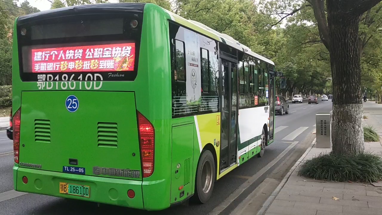 25路公交车出站