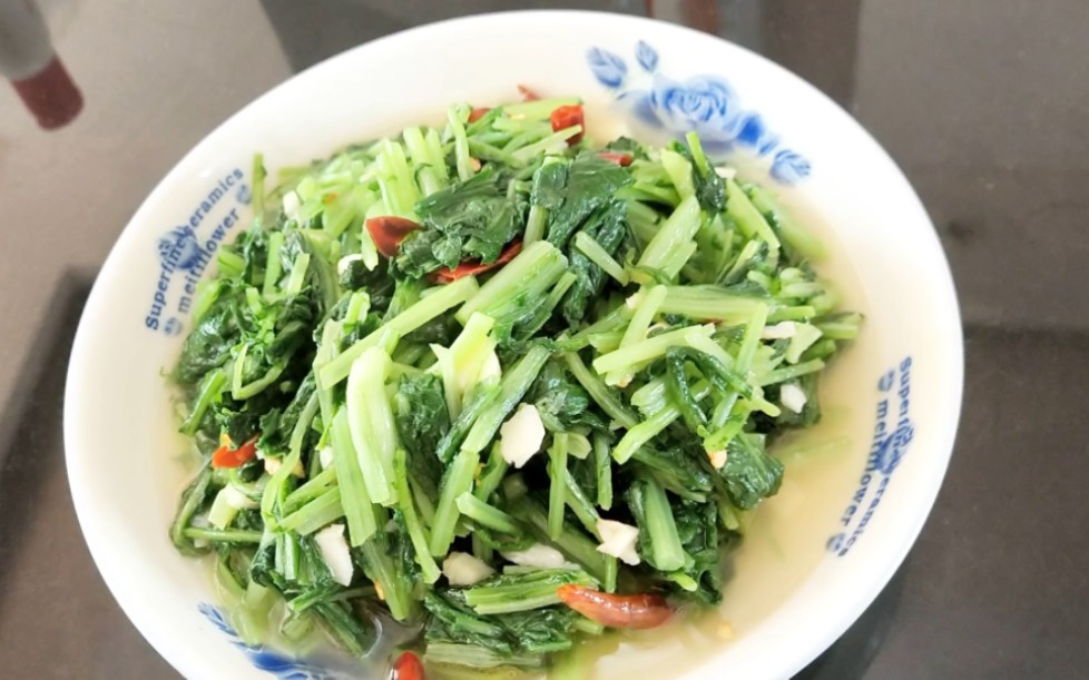 清炒萝卜菜,秋天的萝卜菜特别的嫩,这样炒一盘全家都爱吃