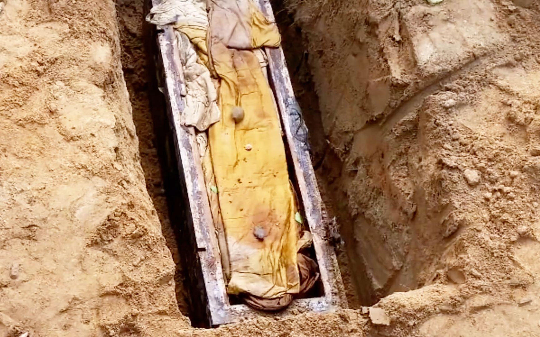 一家人迁坟时,竟挖出400年前的祖先,尸体为何会不腐烂呢?