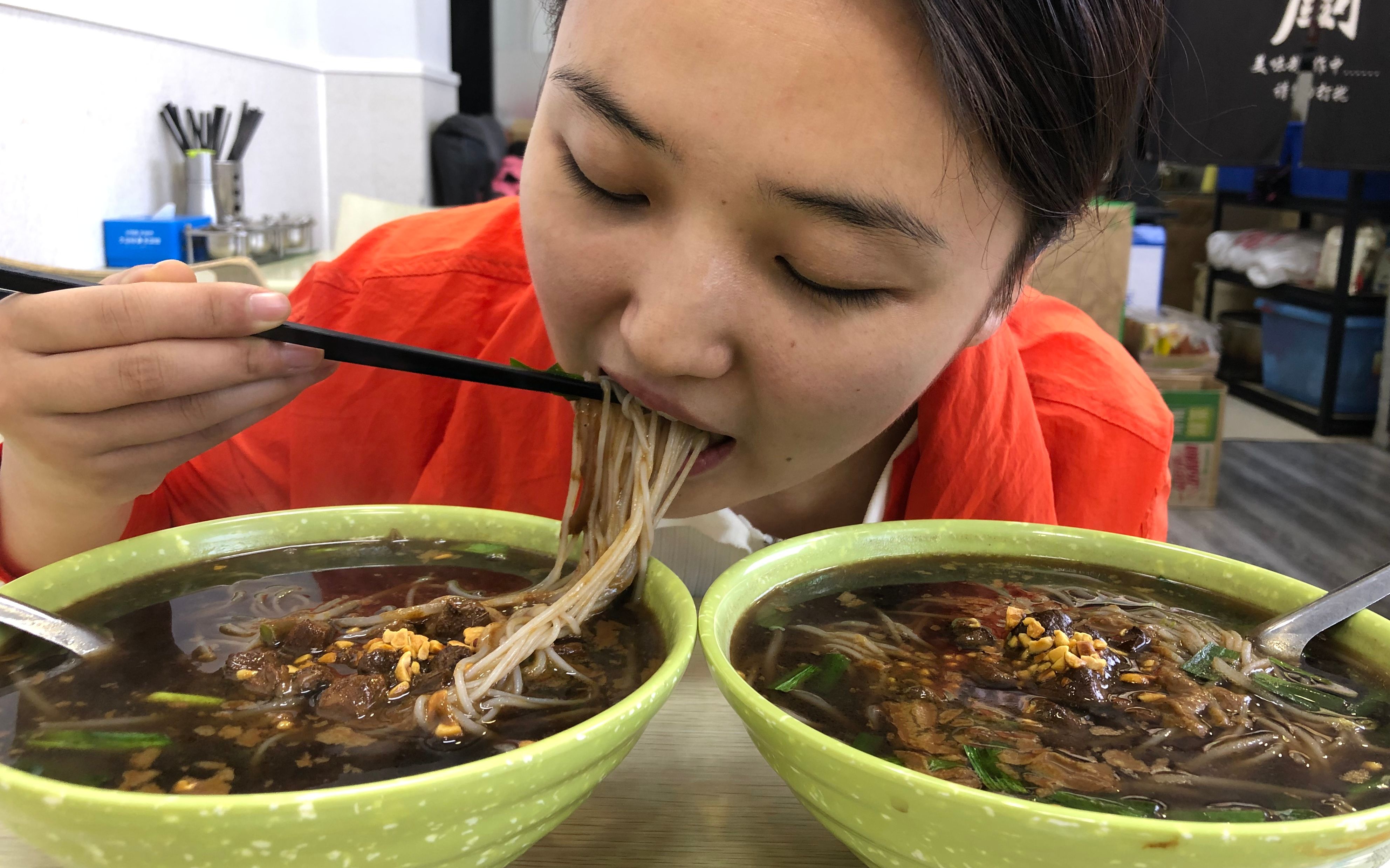 大头吃晚饭,2碗老汤米线,大口大口吃,真香