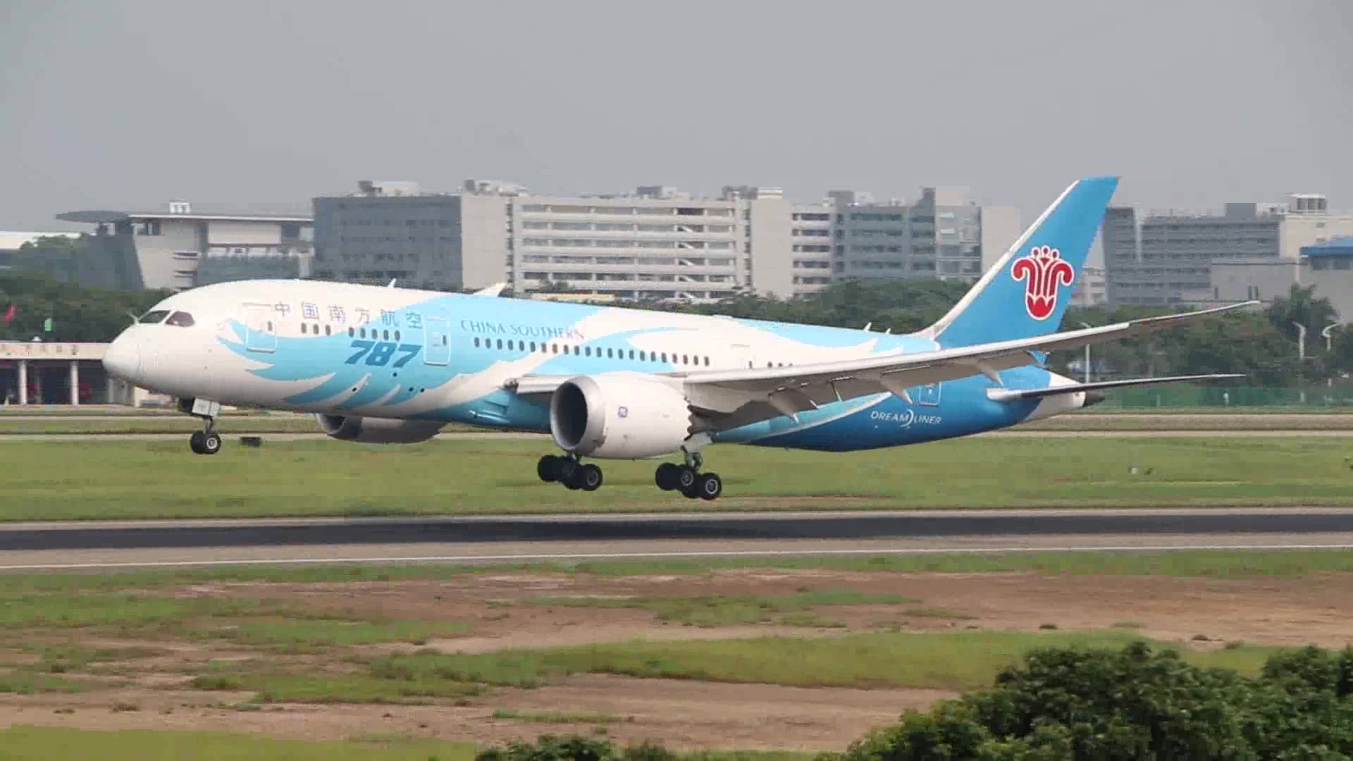 【航空】中国最好看的飞机涂装!南航波音787梦想客机降落广州白云机场