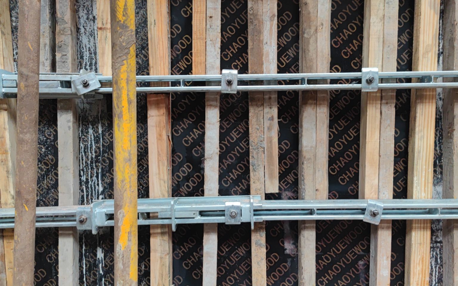 一种新型墙体钢背楞代替钢管快速加固墙体物料盘点现场