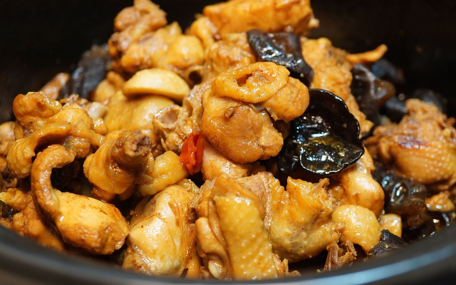 砂锅煲鸡越煲越香,加点木耳蘑菇,开锅香气四溢特别好吃_哔哩哔哩 (゜