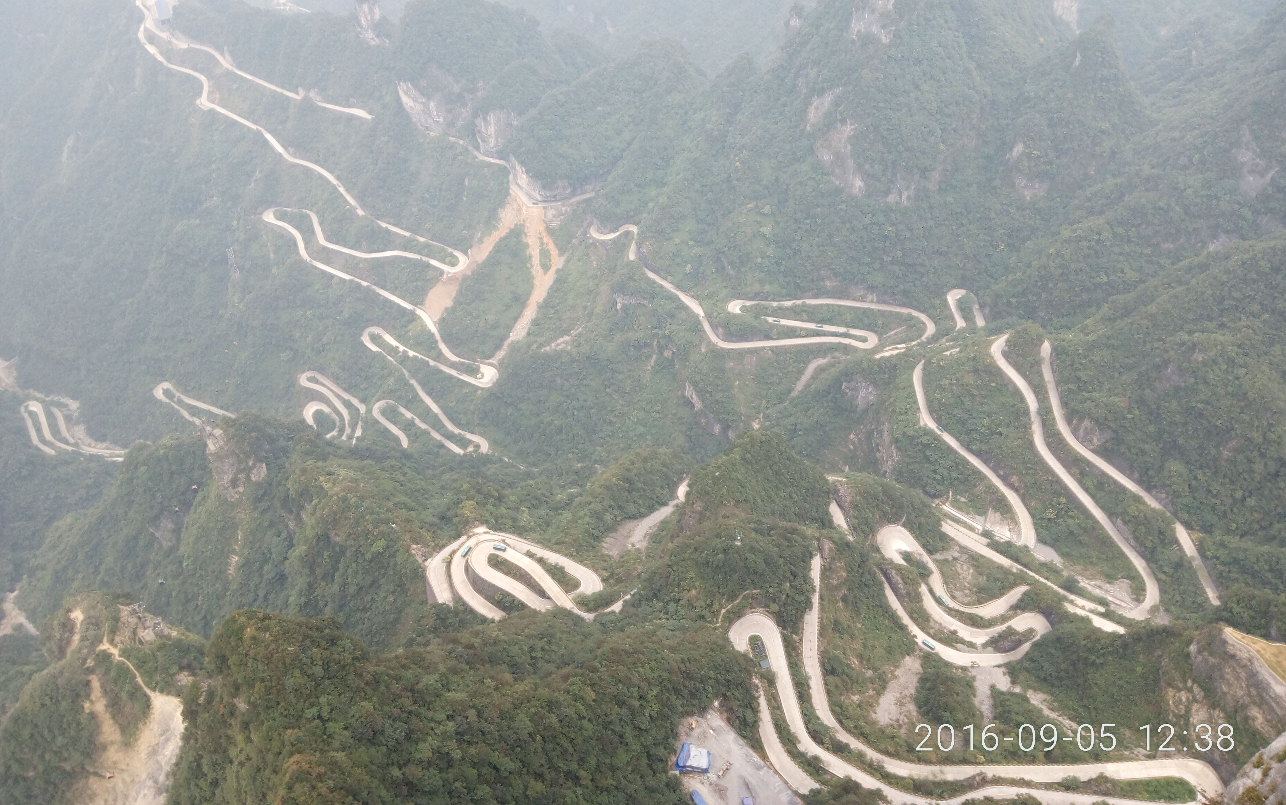 [图]张家界天门山下九十九道弯