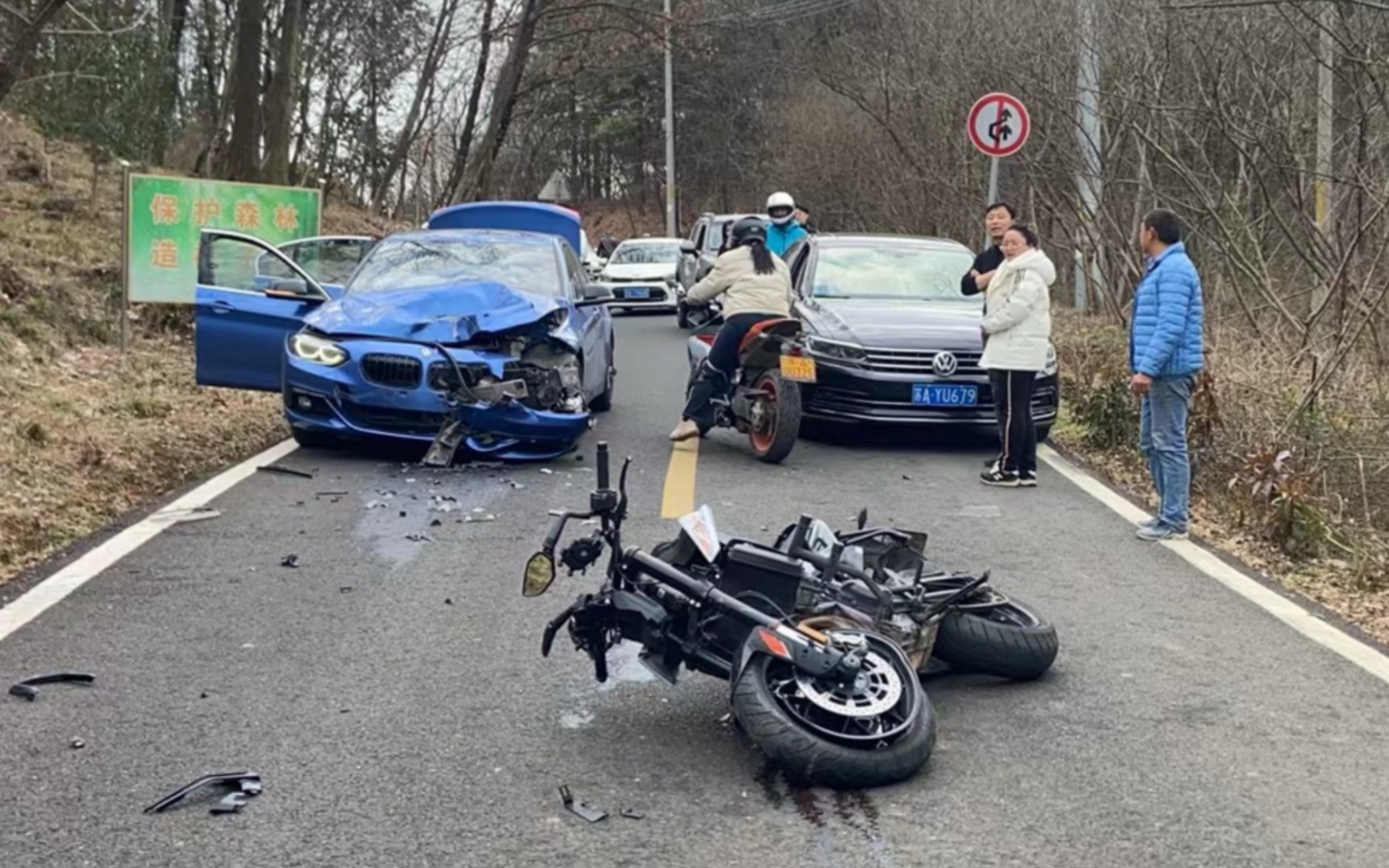 摩托车跑山越线迎头撞上汽车!