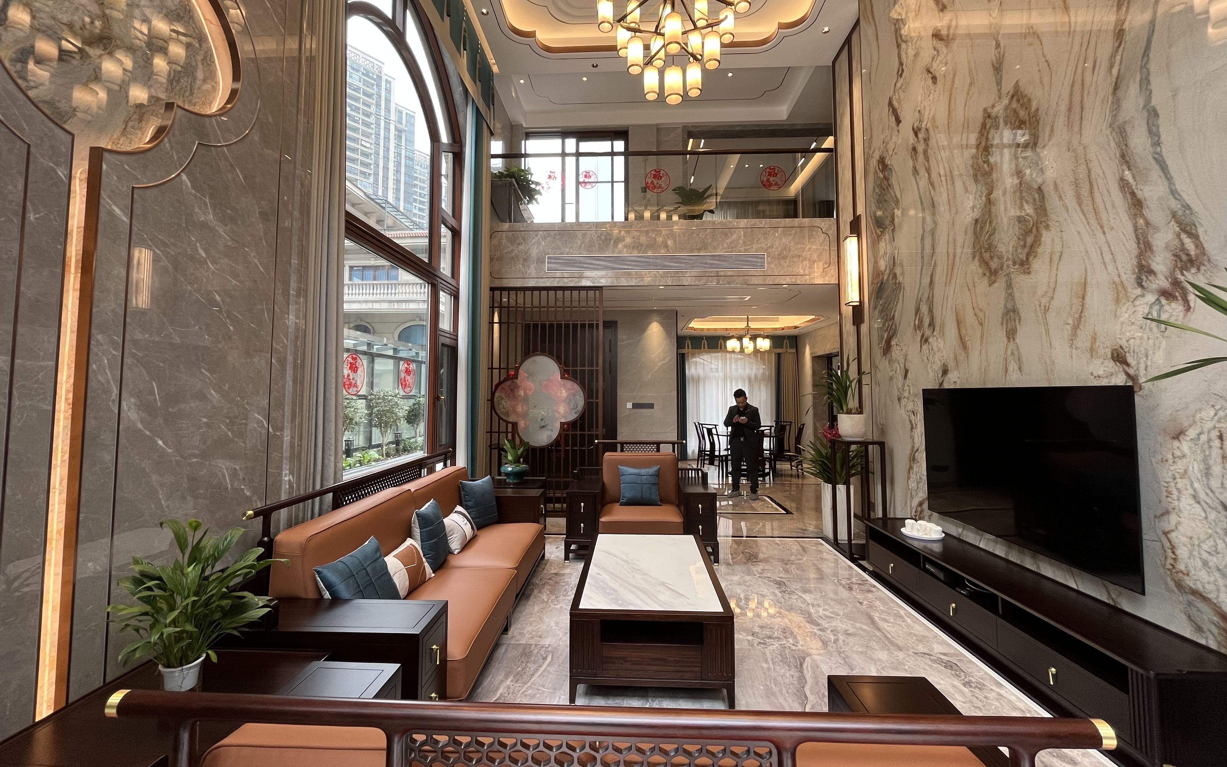 别墅大宅怎么装?新中式风格很不错,客厅保留挑高更显高端大气!