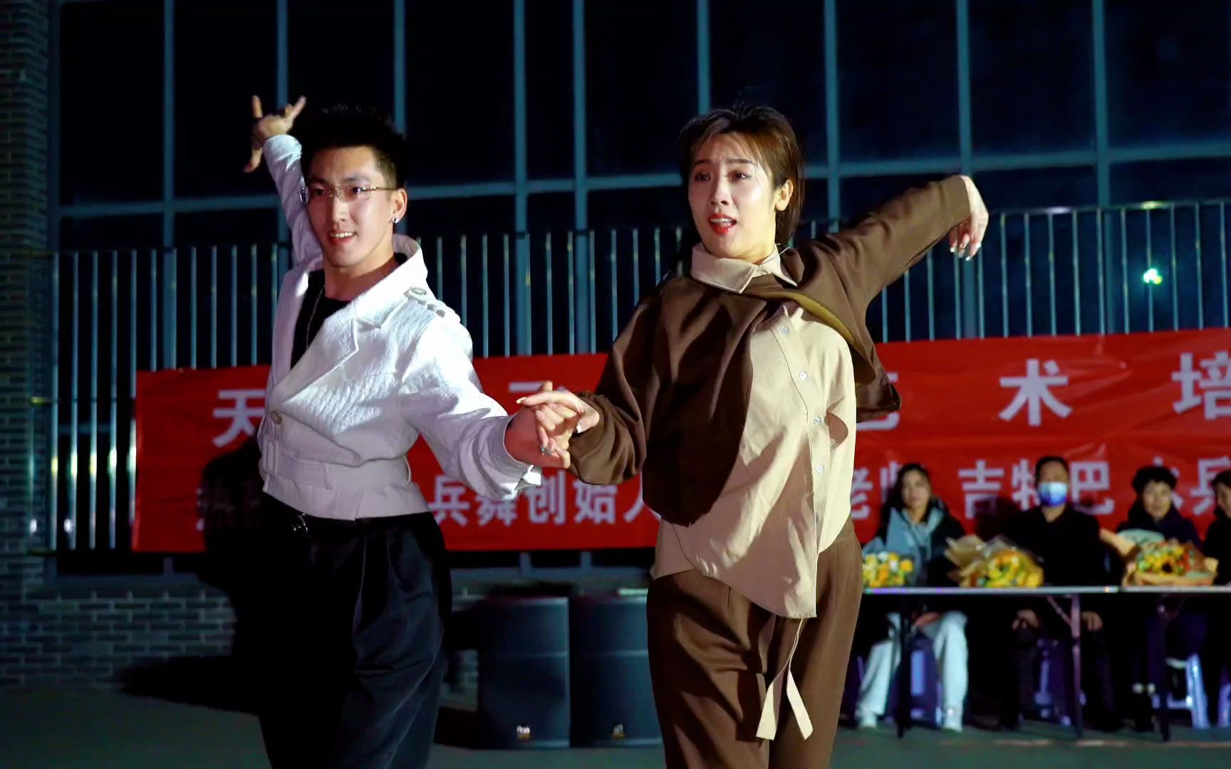 果果不不表演吉特巴《等你等了那么久》旋律动感,舞步优美大气