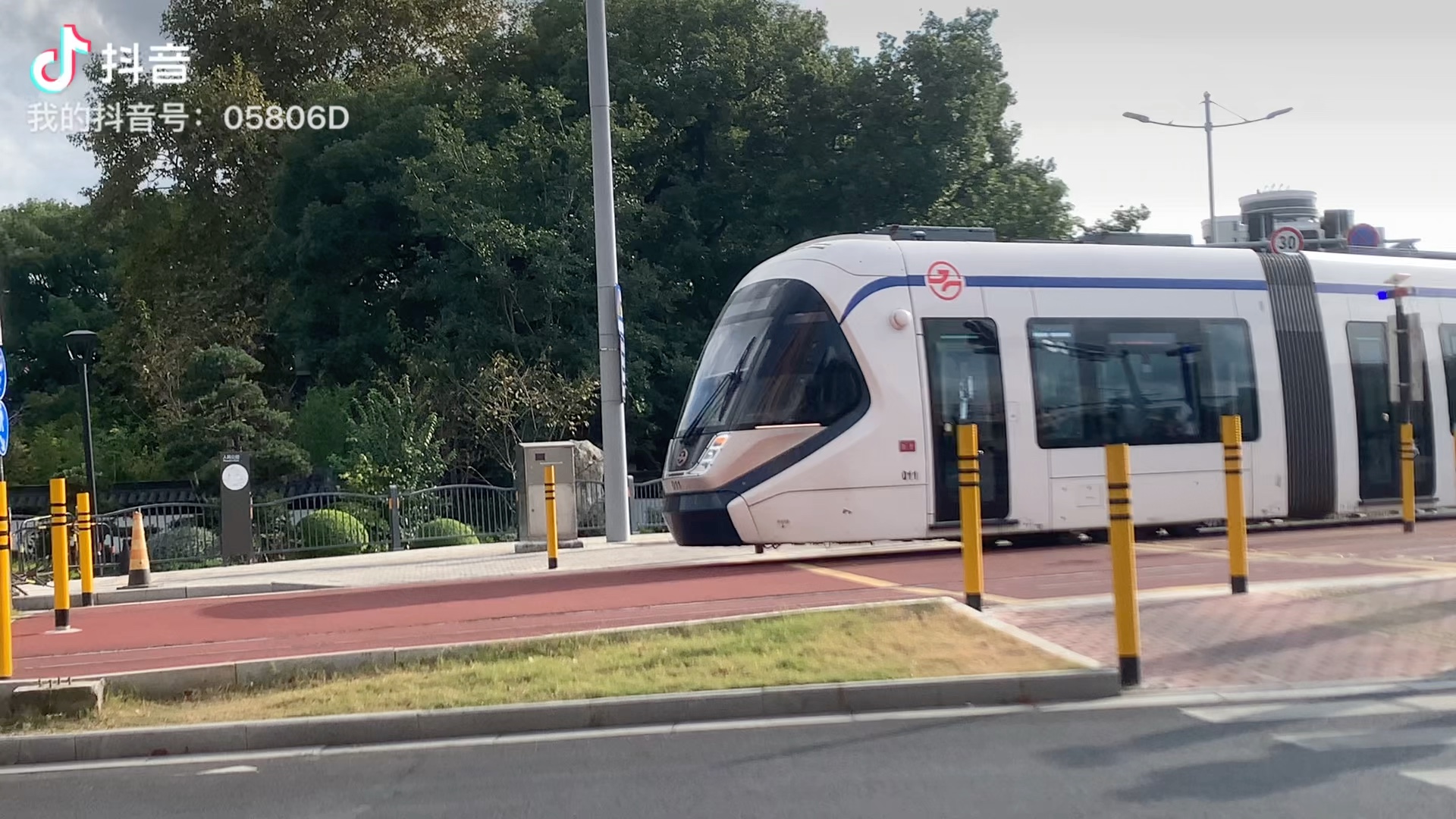 嘉興有軌電車t1線011通過嘉禾路勤儉路路口,進入嘉興火車站地下段.