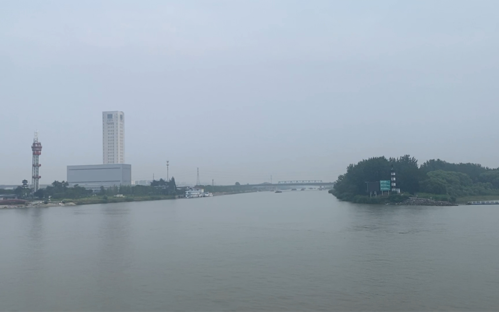 京杭大运河与长江交汇的河口,航运非常繁忙,北岸是扬州,南岸是镇江