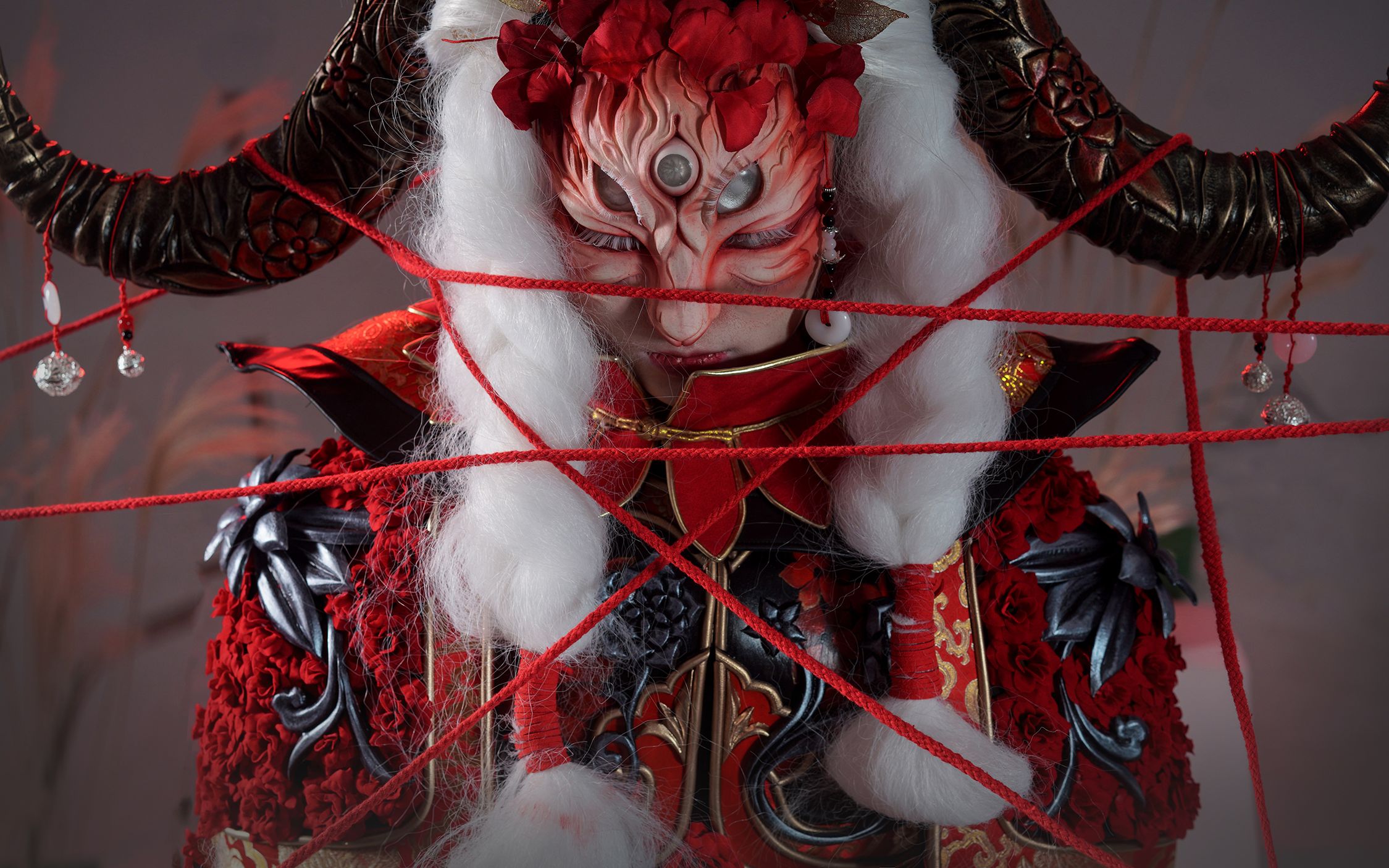 鲜花盔甲的新主人是个面生七目的少年将军