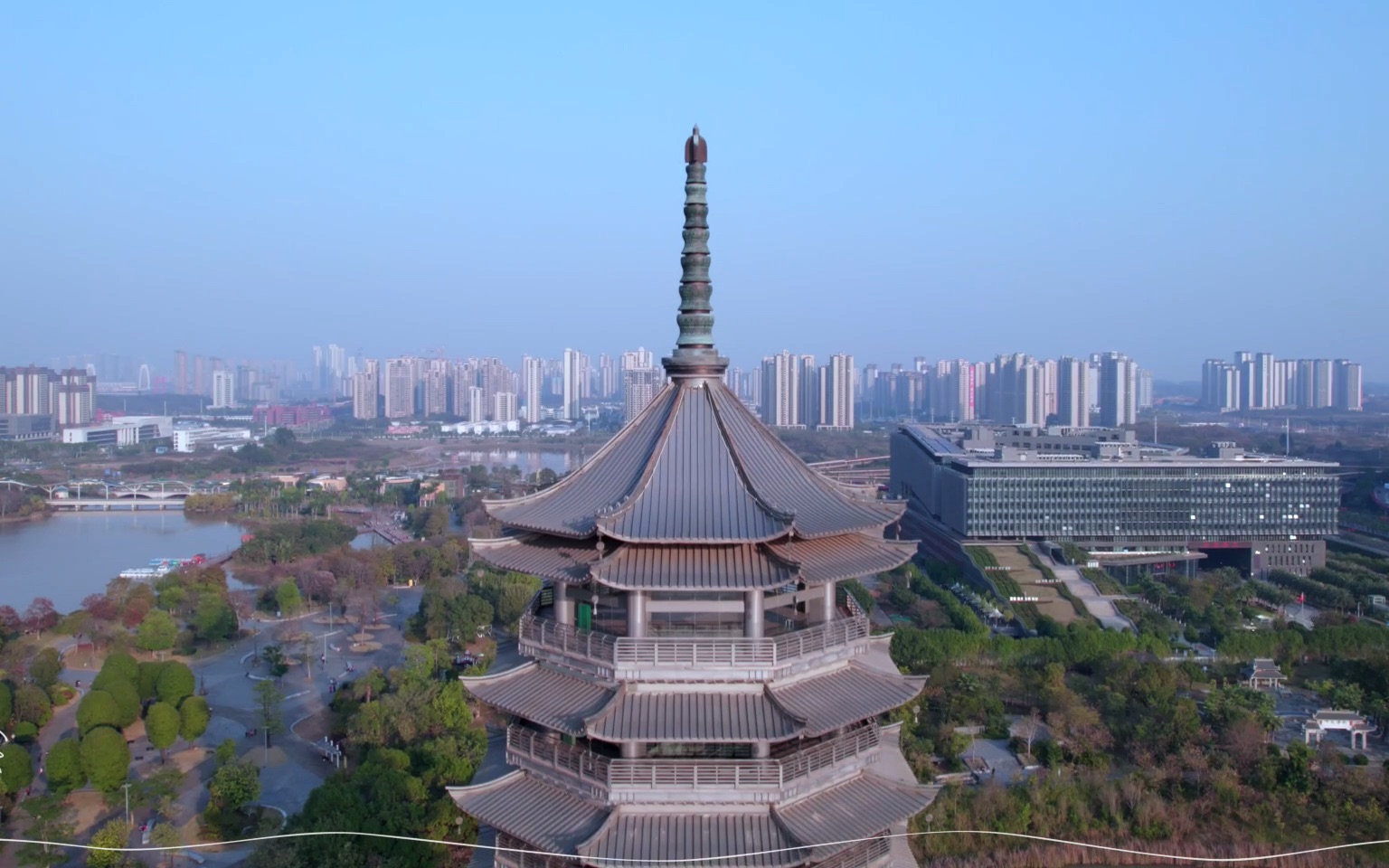 五象湖来五象塔