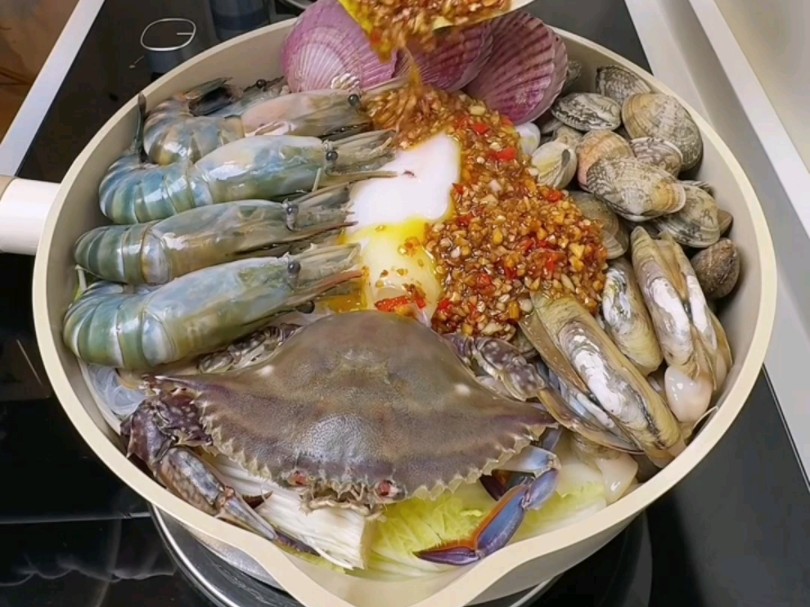 海鲜的鲜味加上蒜蓉的香味完美结合,味道超级鲜美,海鲜恰到好处的 Q 弹,粉丝滑嫩以及蒜蓉的香辣绝了绝了~哔哩哔哩bilibili