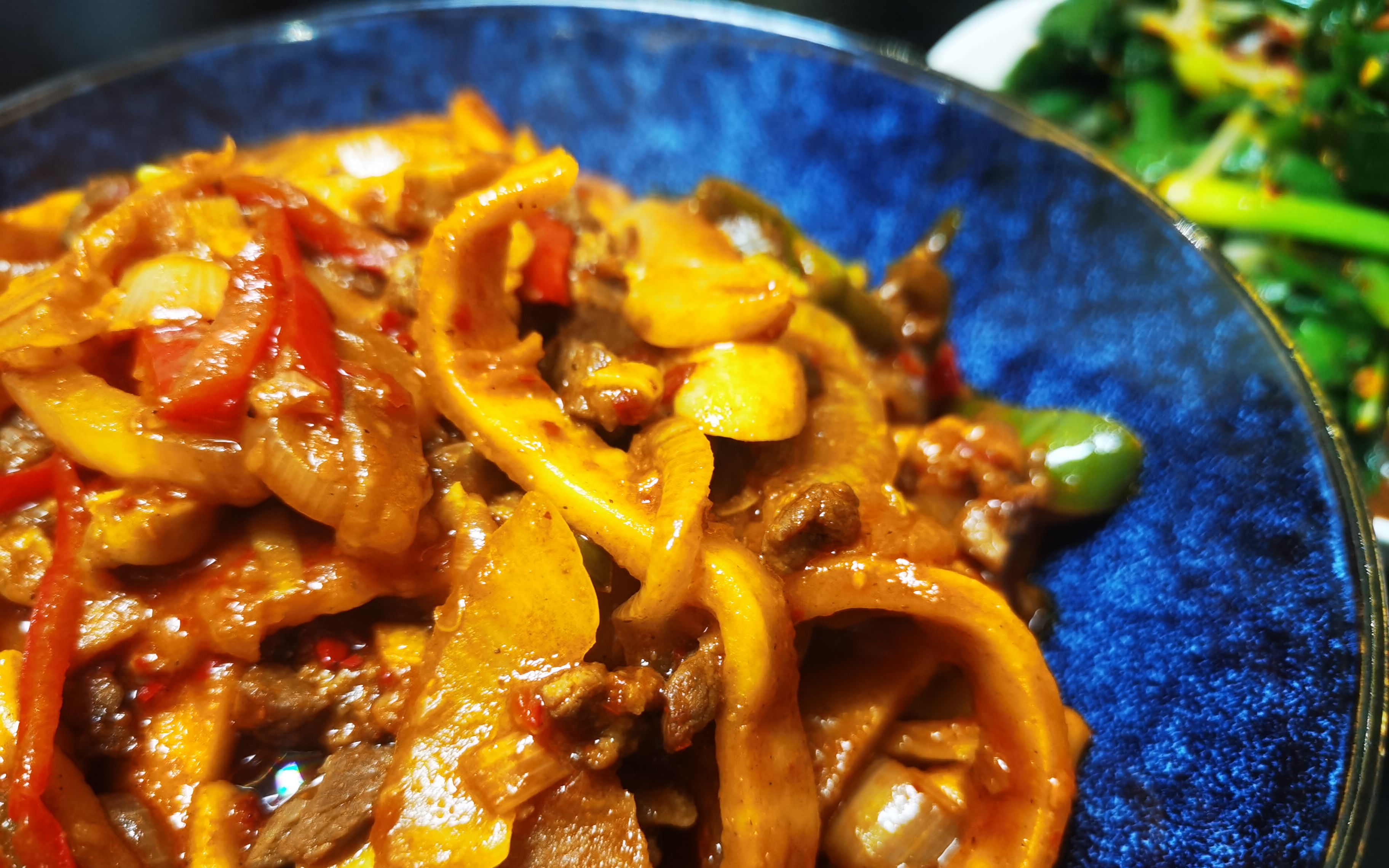 羊肉炒糊饽你们要的炒糊饽来了新鲜羊肉配鲜香口蘑那味道可不一般