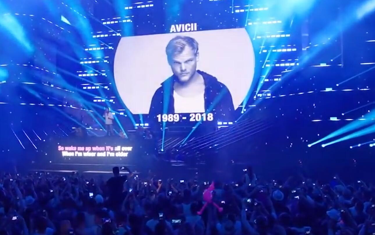 [图]AVICII逝世后，现场再次响起《Without You》，铁叔再次致敬A神！