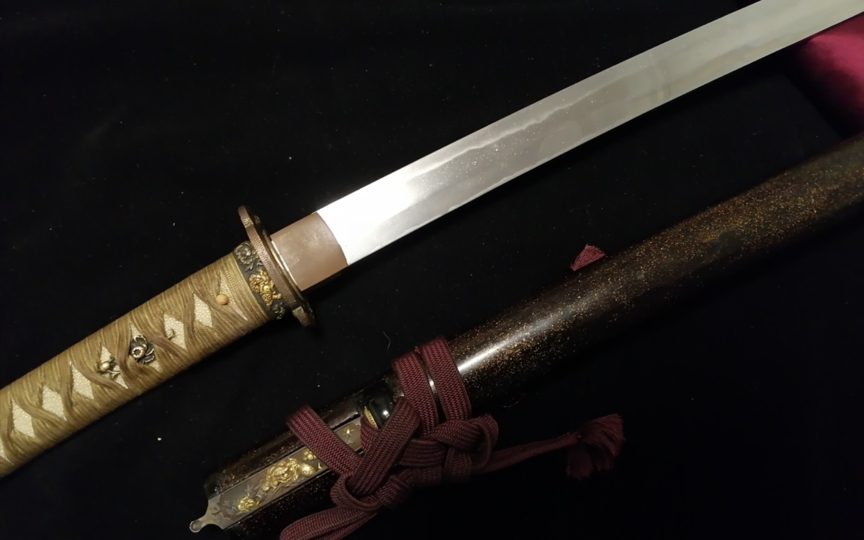 还是自己攒的牡丹狮子胁差拵,去年的东西了,刀剑