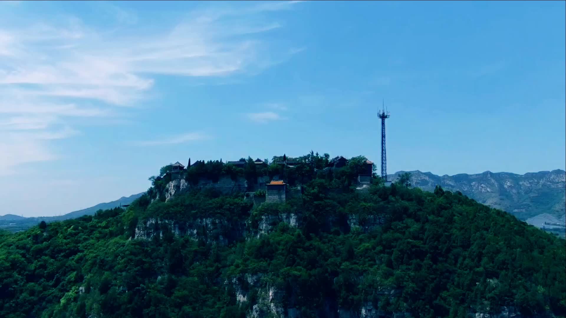 航拍淄博市博山源泉二郎山悬崖峭壁上的庙宇傲然凌空这里出产的猕猴桃