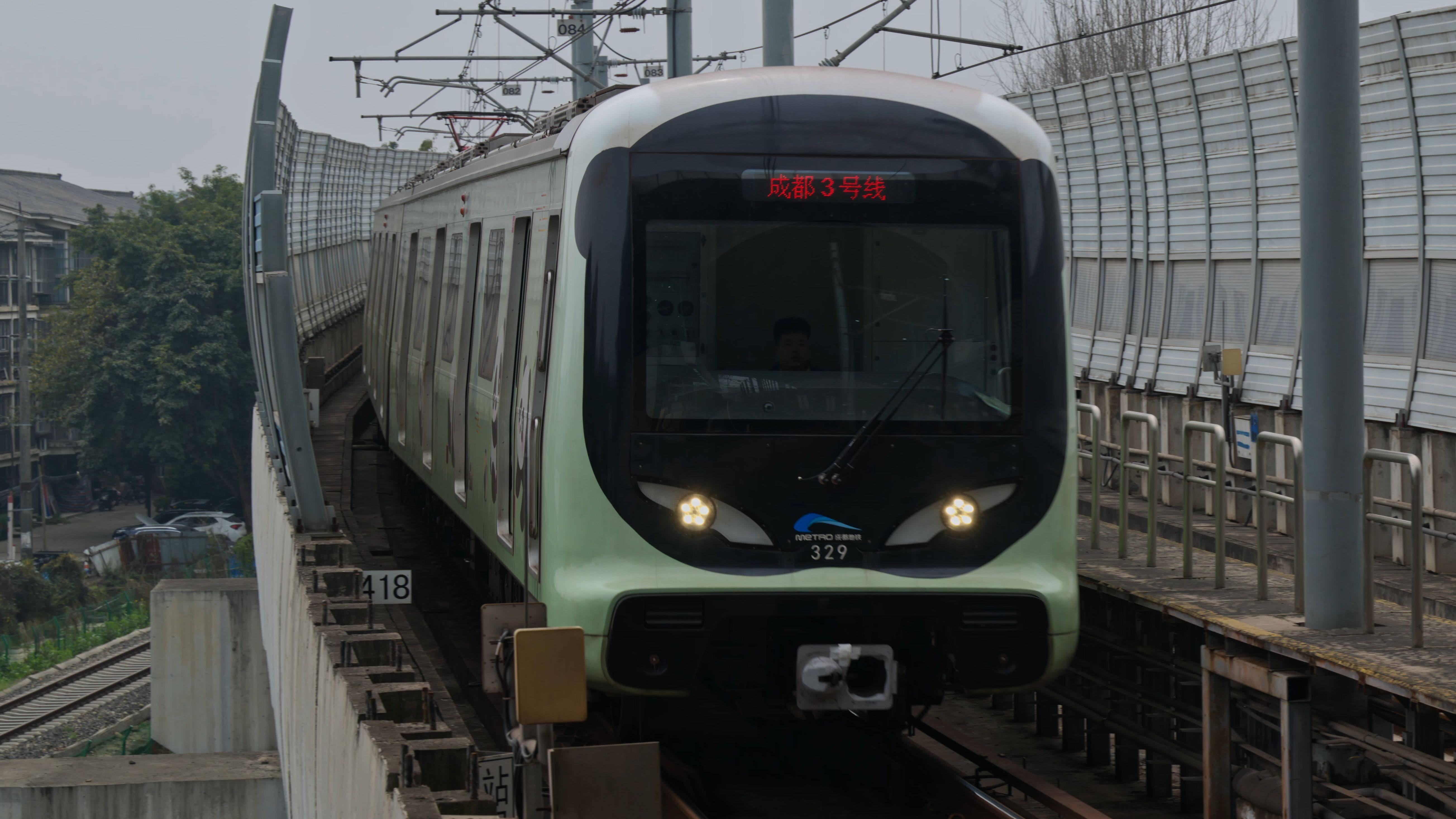 成都地铁3号线主题车进站