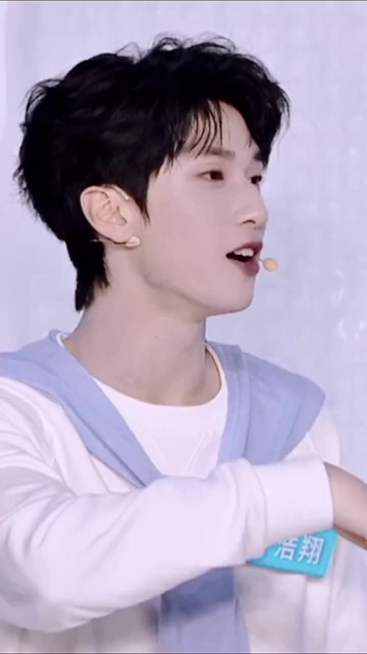 今晚有效镜头n白衣少年严浩翔怼脸拍