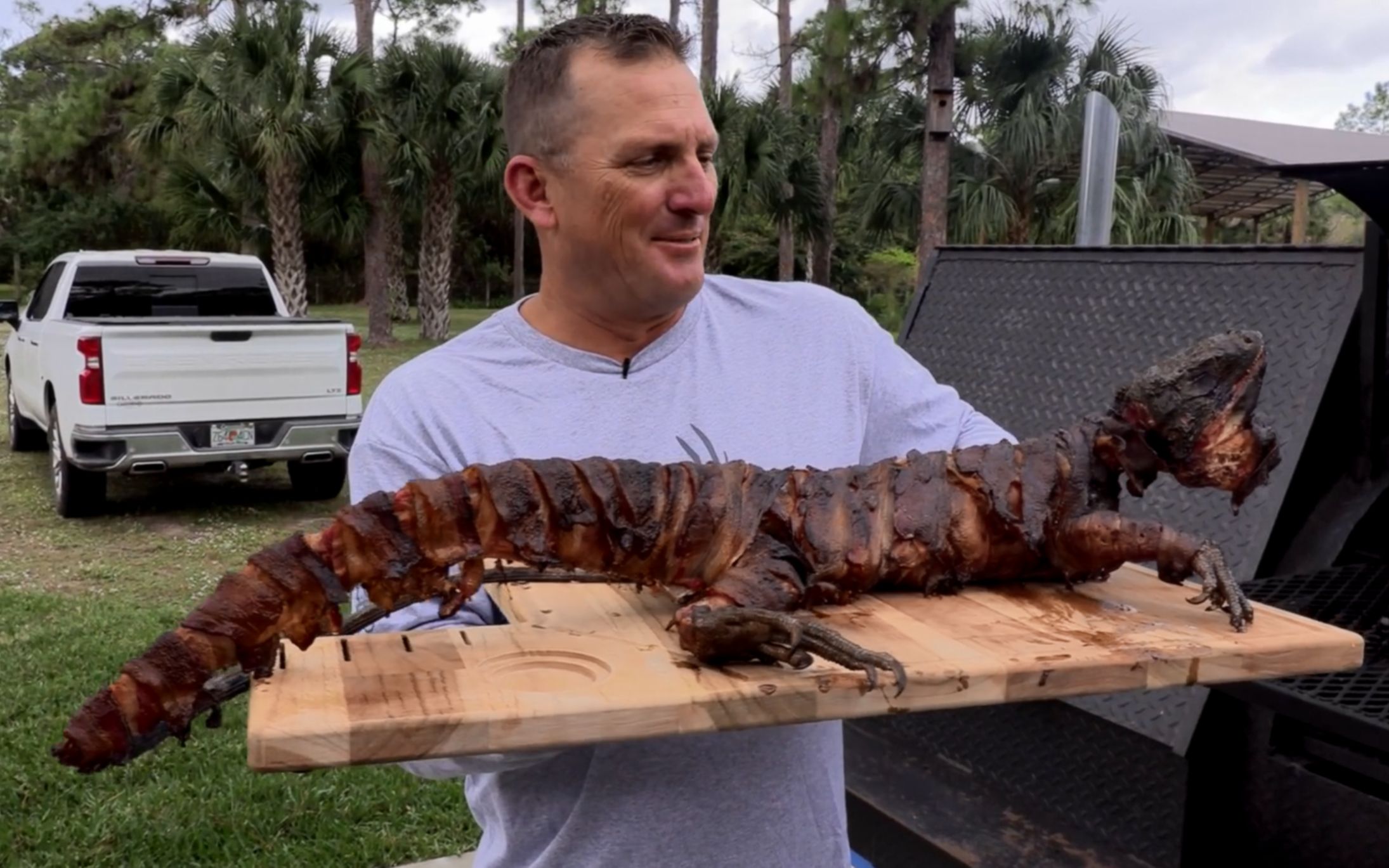 用炭火烤熟一整只蜥蜴,还以为不好吃,最后连骨头都不剩
