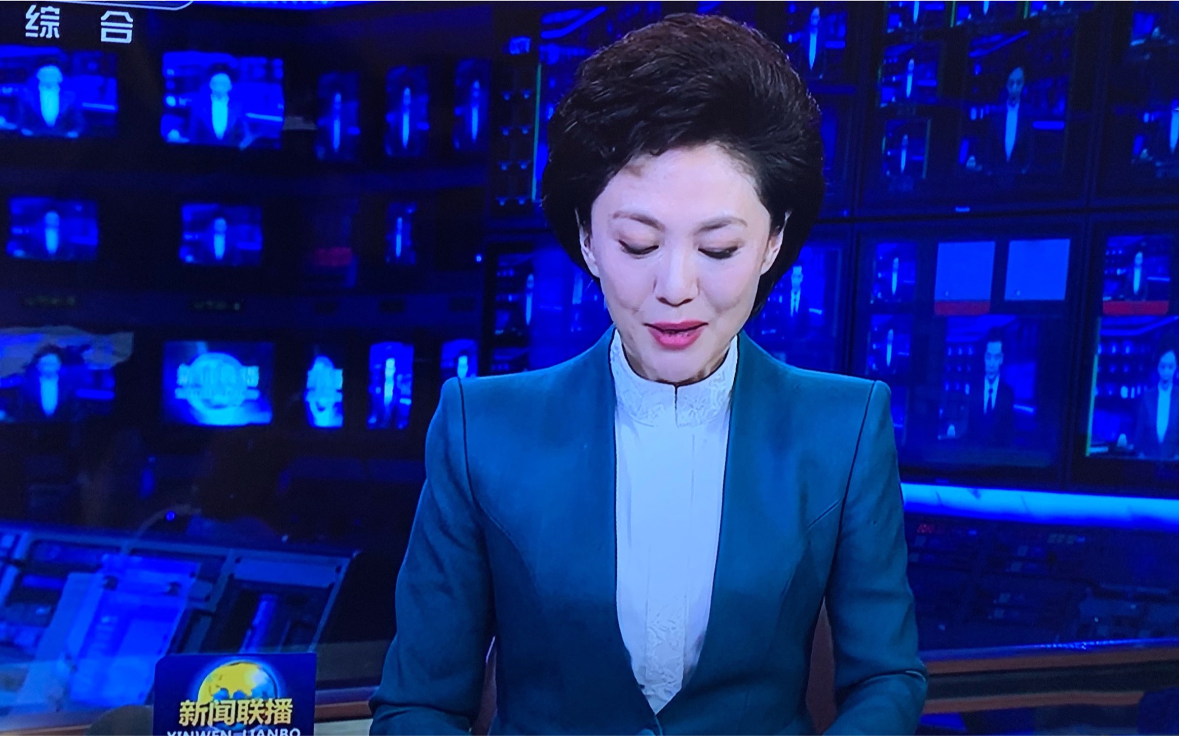 昨晚新闻联播海霞低头念稿12分钟是失误吗不是零失误