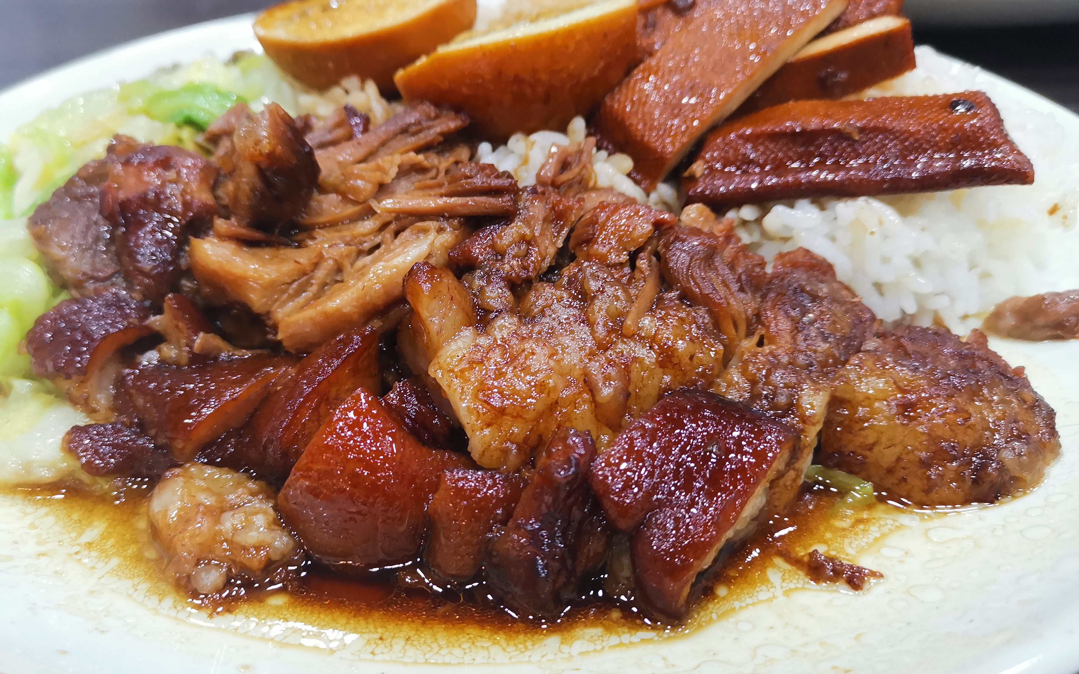 北京的城中村拐角处开了一家潮汕隆江猪脚饭 量大实惠 米饭无限吃