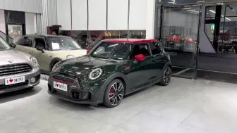 Video herunterladen: 有方向盘加热的原漆超爱惜JCW MINI