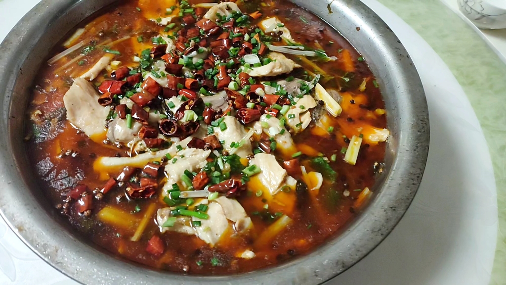 三娃这道《水煮大花鲢》麻辣鲜香,鱼肉滑嫩,好吃入味,不腥不老,太好吃