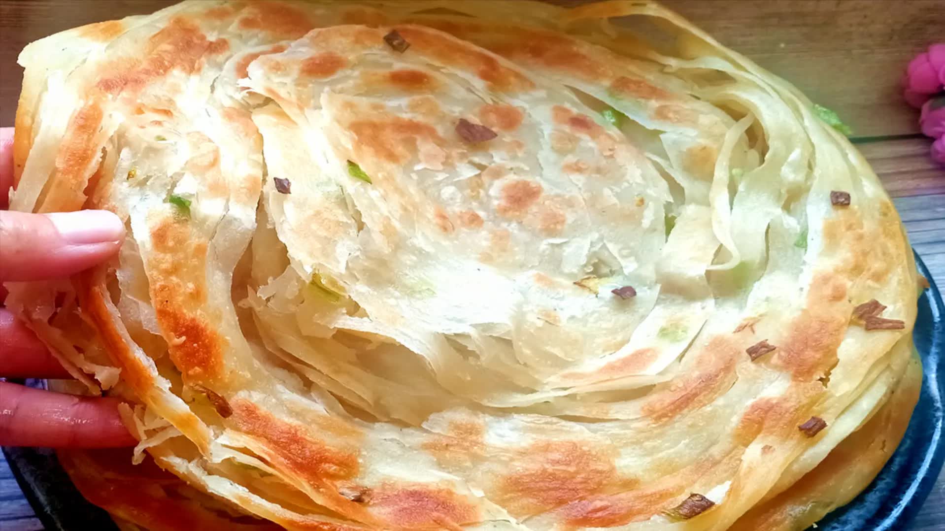 东北特色手撕葱花饼,真的是全是小薄层,而且柔软劲道,葱香浓郁