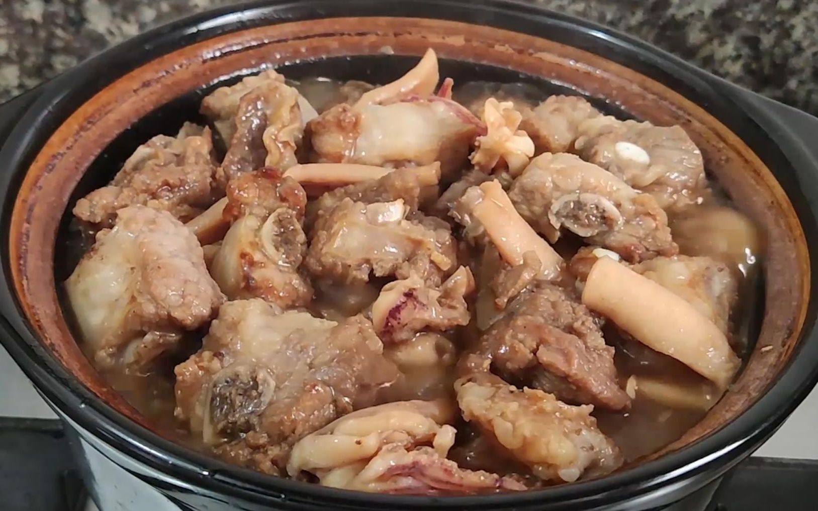 广东特色排骨鱿鱼煲,做法原来这么简单,出锅鲜香嫩滑,太好吃了