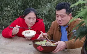 Tải video: 胖妹做了1盆啥美食？能让老公赞不绝口，好吃到连汤汁都不放过