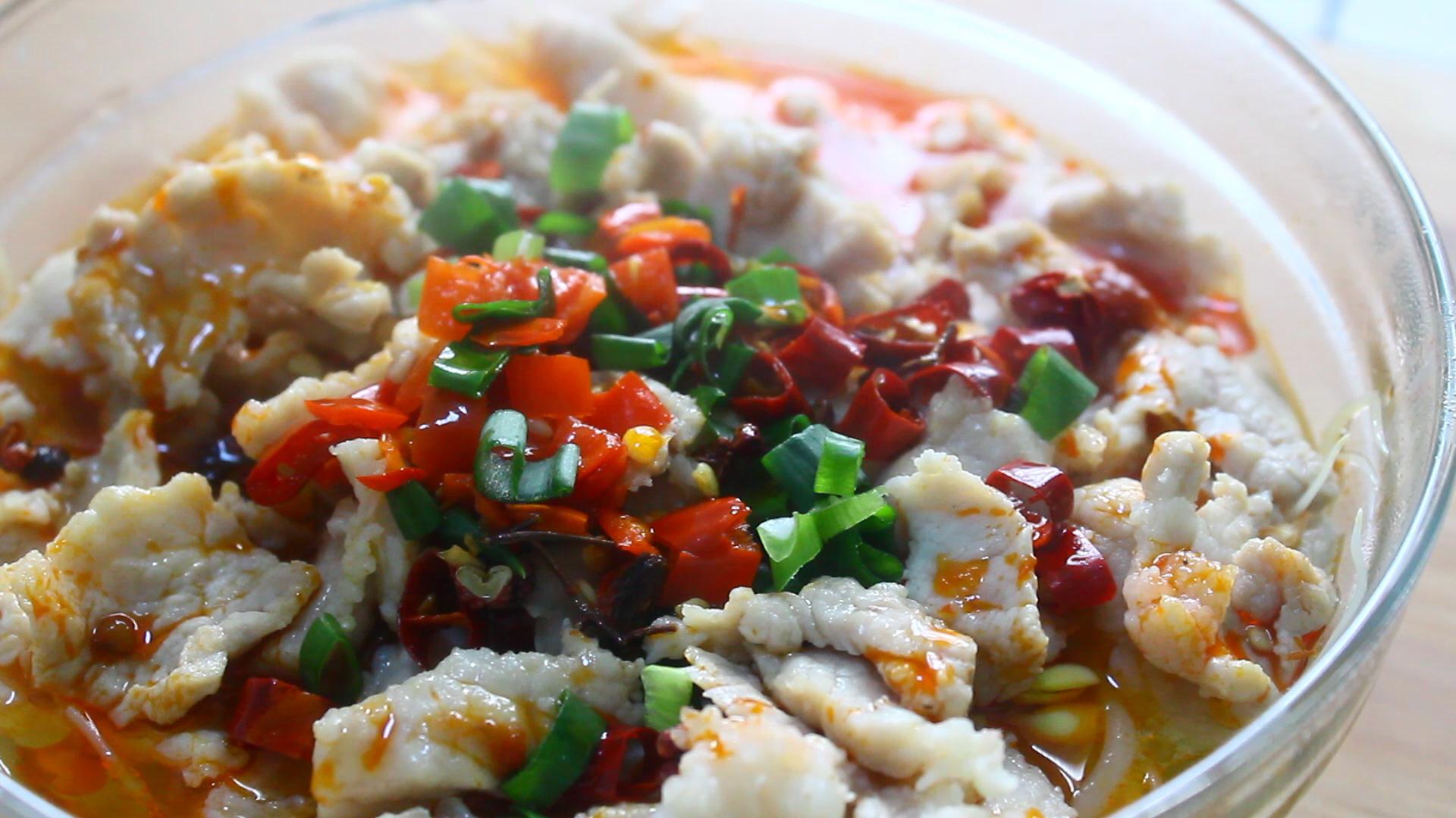 2分钟学会做水煮肉片,肉片嫩汤油亮,大冬天煮上一盆实在太爽了