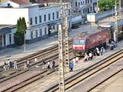 Скачать видео: 车站没有天桥和地道，旅客如何出站？客车K239次（深圳东→太原）陇海线新安县站2站台出站实录