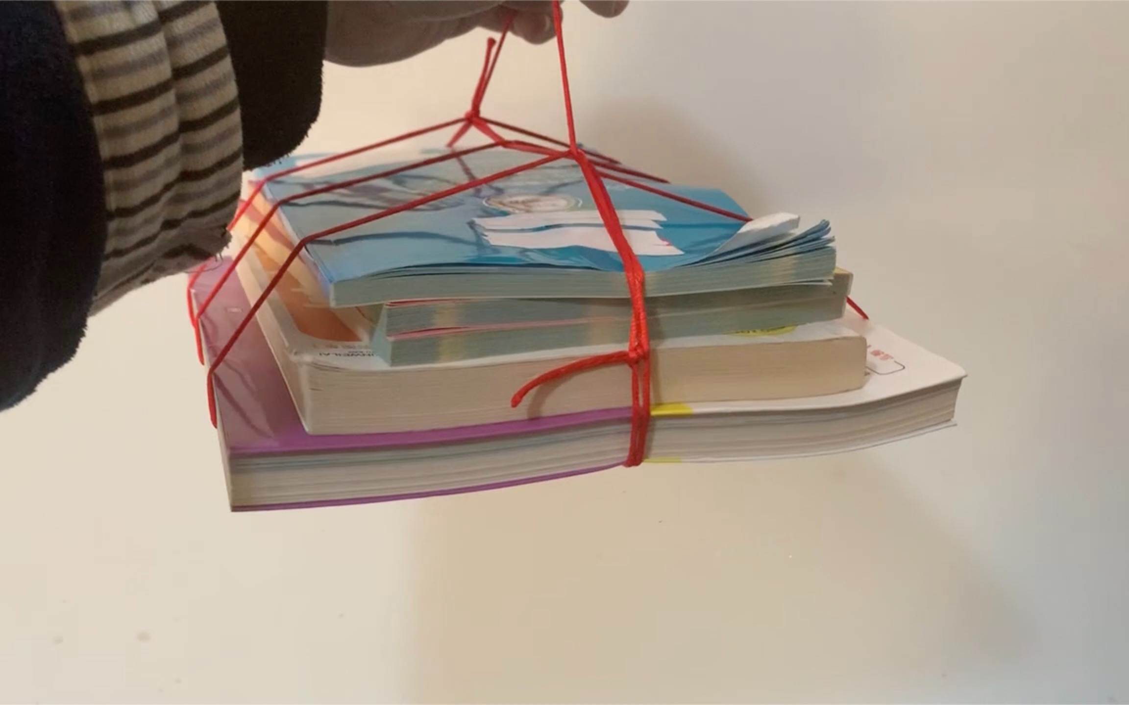 书本纸张太乱了?学学这个绳结,乱书也能绑得整齐好看