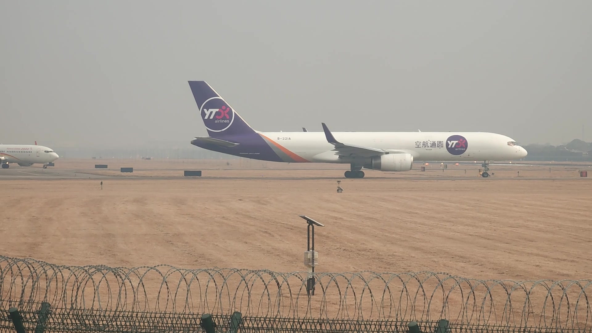 圆通波音757萧山跑道头等待起飞